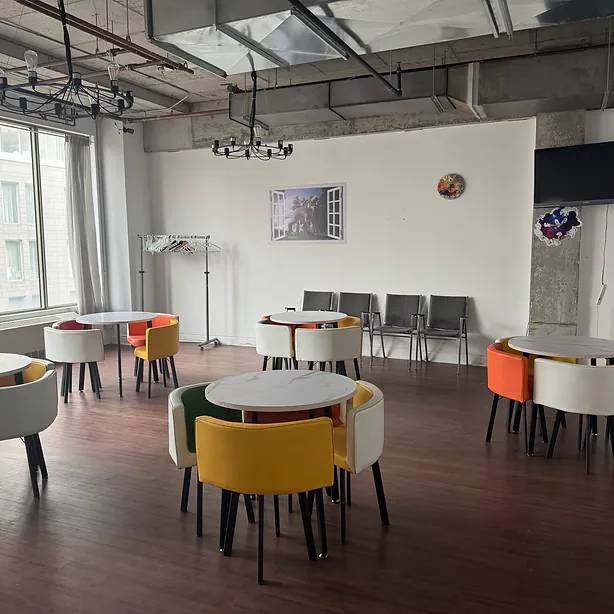 Zone détente avec fauteuils colorés